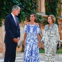 Los Reyes Felipe y Letizia y la Reina Sofía hablando en la recepción a la sociedad balear en Marivent