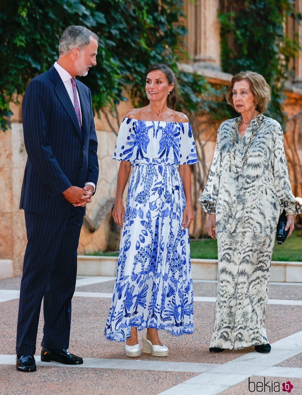 Los Reyes Felipe y Letizia y la Reina Sofía hablando en la recepción a la sociedad balear en Marivent