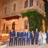 Los Reyes Felipe y Letizia y la Reina Sofía con representantes del Mallorca Palma Futsal en Marivent