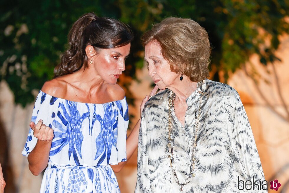 La Reina Letizia y la Reina Sofía hablando en la celebración de la recepción a la sociedad balear en Marivent