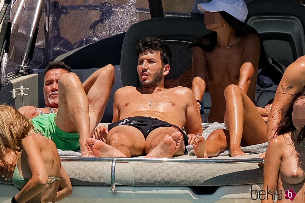 Sebastián Yatra y el padre de Aitana tomando el sol en Ibiza