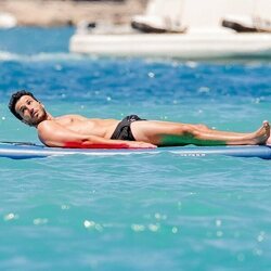 Sebastián Yatra tomando el sol sobre una tabla en Ibiza