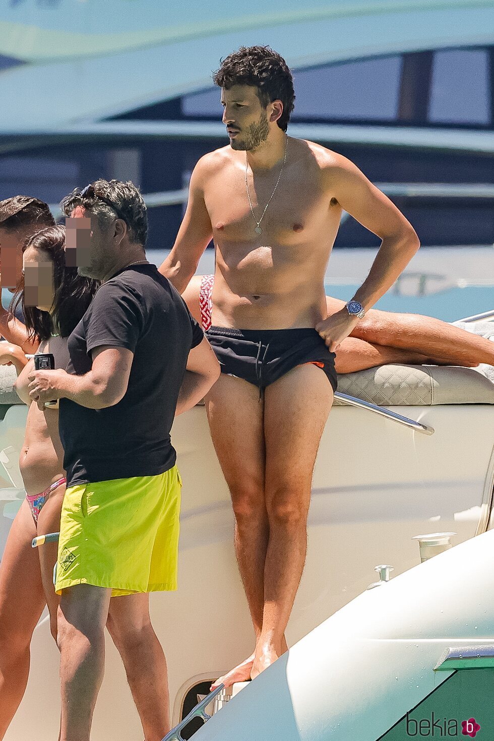 Sebastián Yatra con el torso desnudo en Ibiza