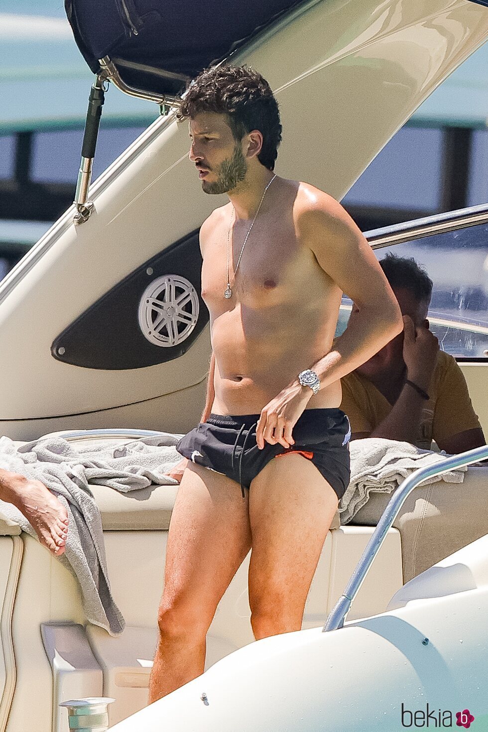 Sebastián Yatra con el torso desnudo en bañador durante sus vacaciones en Ibiza