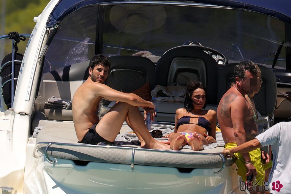 Aitana y Sebastián Yatra tomando en sol en un barco en Ibiza