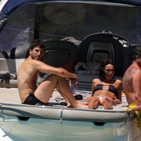 Aitana y Sebastián Yatra tomando en sol en un barco en Ibiza