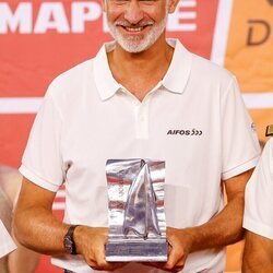 El Rey Felipe VI con el trofeo obtenido por el Aifos en la Copa del Rey de Vela 2023