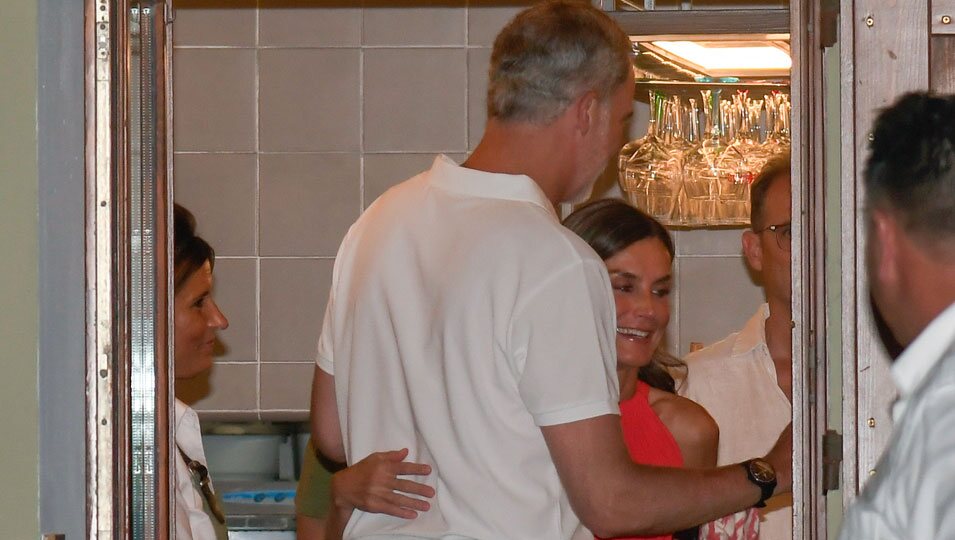 La Reina Letizia agarra al Rey Felipe VI tras una cena en Mallorca