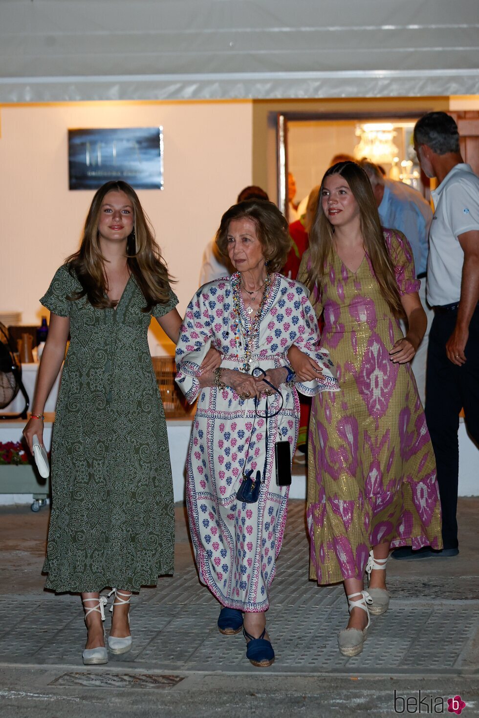 La Reina Sofía, del brazo de la Princesa Leonor y la Infanta Sofía tras una cena en Mallorca