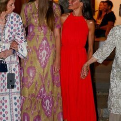 La Reina Letizia y la Infanta Sofía se dedican una mirada de complicidad tras una cena en Mallorca