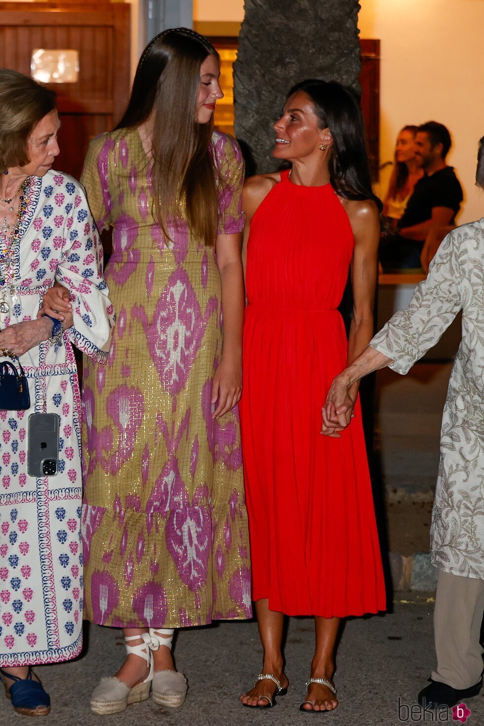 La Reina Letizia y la Infanta Sofía se dedican una mirada de complicidad tras una cena en Mallorca