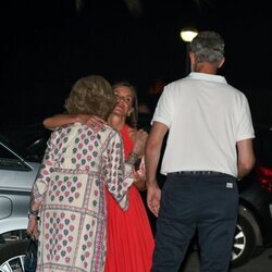 La Reina Letizia y la Reina Sofía dándose un beso en presencia del Rey Felipe VI en Mallorca