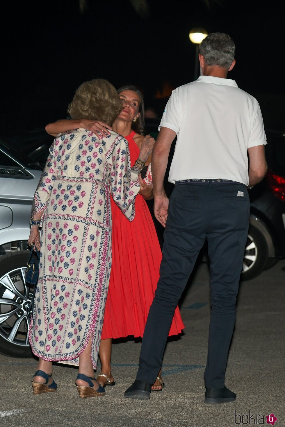 La Reina Letizia y la Reina Sofía dándose un beso en presencia del Rey Felipe VI en Mallorca