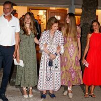 Los Reyes Felipe y Letizia, la Princesa Leonor y la Infanta Sofía, la Reina Sofía e Irene de Grecia en una cena en Mallorca