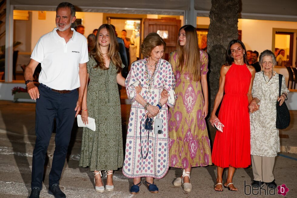 Los Reyes Felipe y Letizia, la Princesa Leonor y la Infanta Sofía, la Reina Sofía e Irene de Grecia en una cena en Mallorca