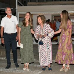 El Rey Felipe, la Princesa Leonor y la Infanta Sofía y la Reina Sofía en una cena en Mallorca
