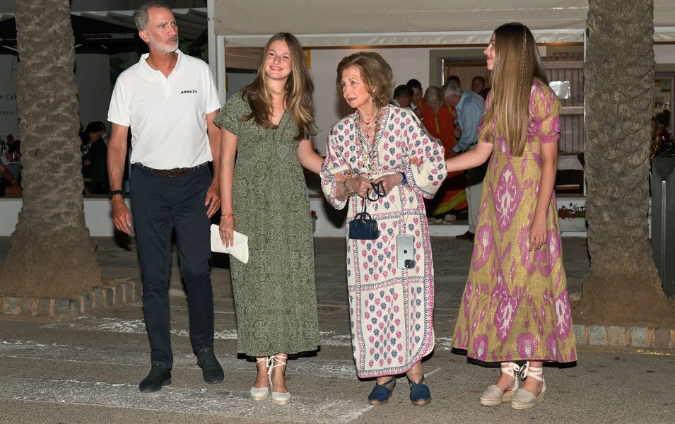 El Rey Felipe, la Princesa Leonor y la Infanta Sofía y la Reina Sofía en una cena en Mallorca