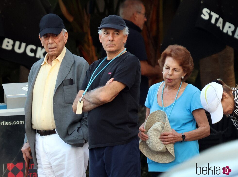 Mario Vargas Llosa y Patricia Llosa con su hijo Álvaro en Marbella