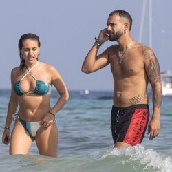 Manuel Cortés en Ibiza con una chica desconocida