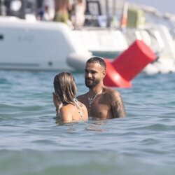 Manuel Cortés charla con una joven en las aguas de Ibiza