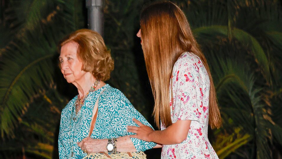 La Reina Sofía y la Infanta Sofía, cogidas del brazo tras ver 'Barbie' en un cine de Palma