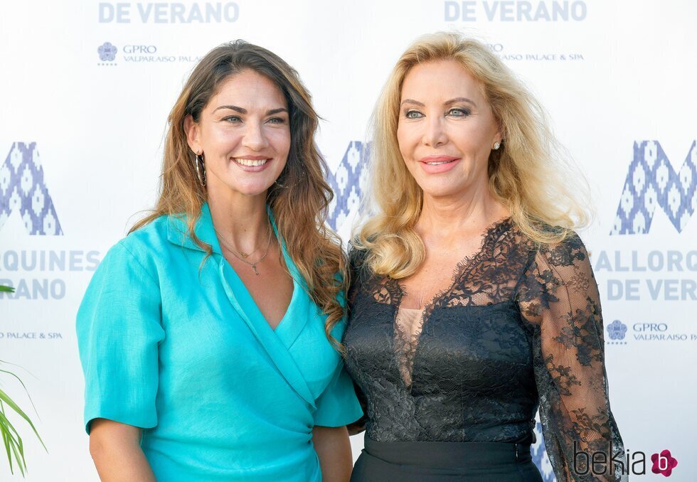 Lorena Bernal con Norma Duval en el Premio Mallorquines de Verano 2023