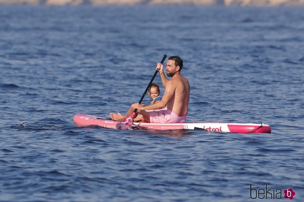 Javier Ungría disfrutando en Ibiza con su hija Camila