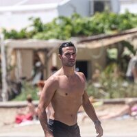 Jaime Astrain con el torso desnudo en Ibiza