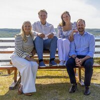 Haakon y Mette-Marit de Noruega, Ingrid Alexandra y Sverre Magnus de Noruega en sus vacaciones de verano en el norte de Noruega