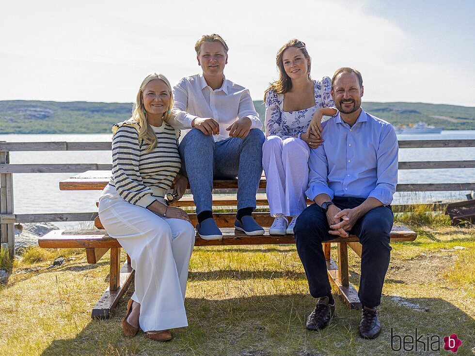 Haakon y Mette-Marit de Noruega, Ingrid Alexandra y Sverre Magnus de Noruega en sus vacaciones de verano en el norte de Noruega