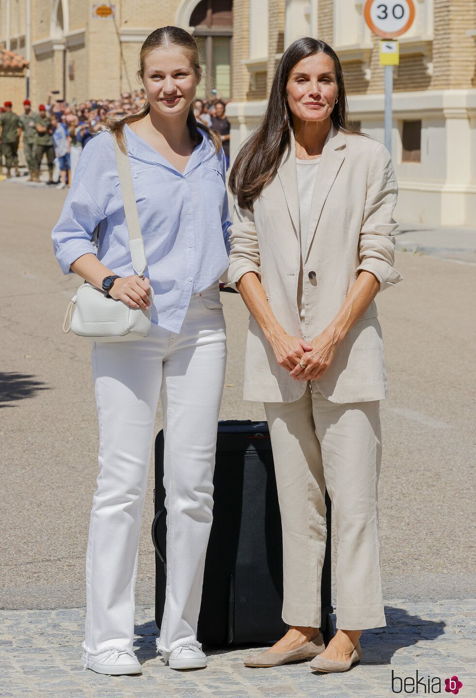 La Princesa Leonor con su maleta junto a la Reina Letizia en su ingreso en la Academia Militar de Zaragoza