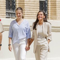 La Reina Letizia y la Princesa Leonor cogidas de la mano en el ingreso de la Princesa Leonor en la Academia Militar de Zaragoza