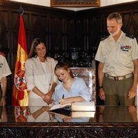 La Princesa Leonor firma en el libro de honor de la Academia Militar de Zaragoza en presencia de los Reyes Felipe y Letizia y la Infanta Sofía