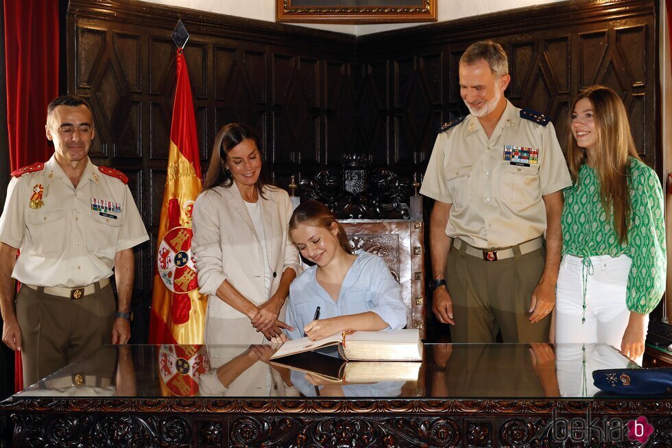 La Princesa Leonor firma en el libro de honor de la Academia Militar de Zaragoza en presencia de los Reyes Felipe y Letizia y la Infanta Sofía