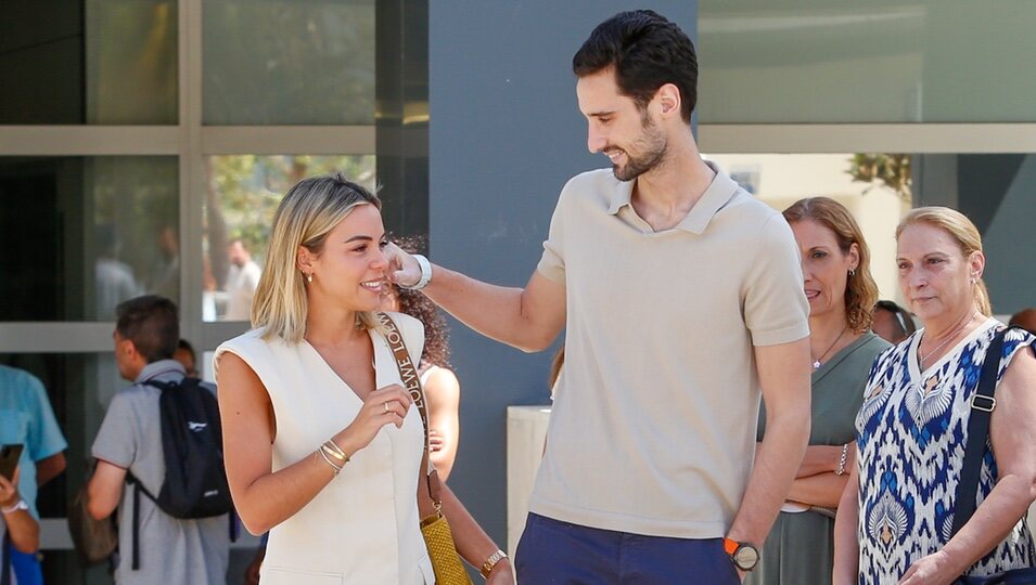 Sergio Rico, cariñoso con su mujer tras recibir el alta hospitalaria