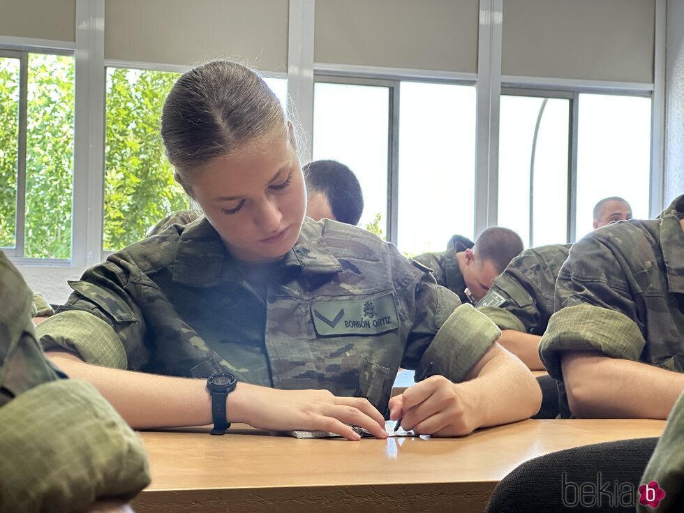 La Princesa Leonor durante una de sus primeras lecciones en la Academia de Zaragoza