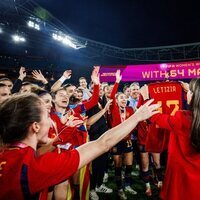La Reina Letizia con una camiseta con su nombre de la Selección Española de Fútbol Femenino