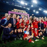 La Infanta Sofía y la Reina Letizia posando con la Selección Española tras ganar el Mundial de Fútbol Femenino 2023