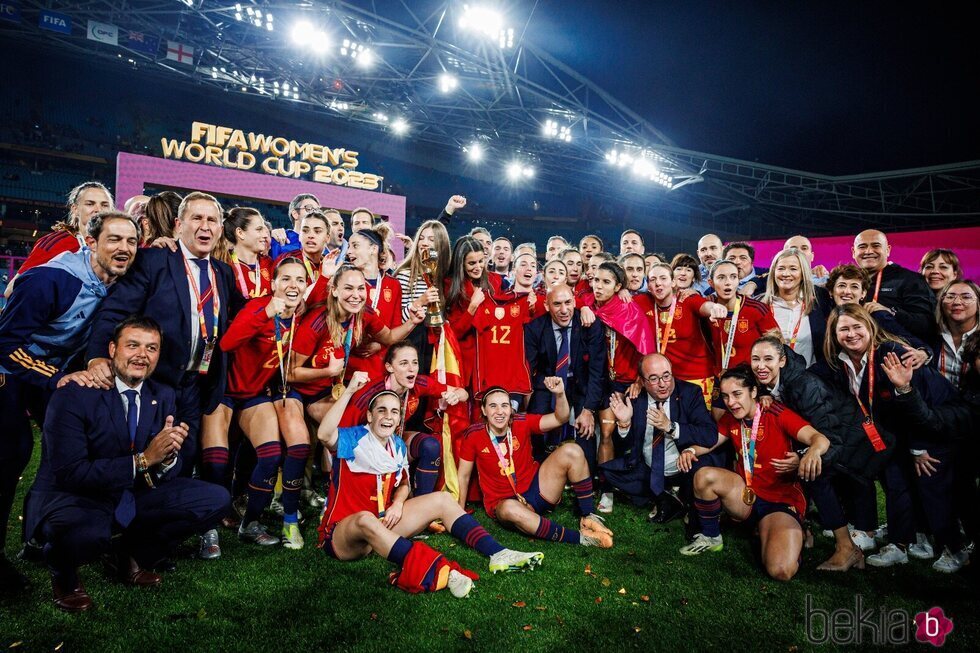 La Infanta Sofía y la Reina Letizia posando con la Selección Española tras ganar el Mundial de Fútbol Femenino 2023