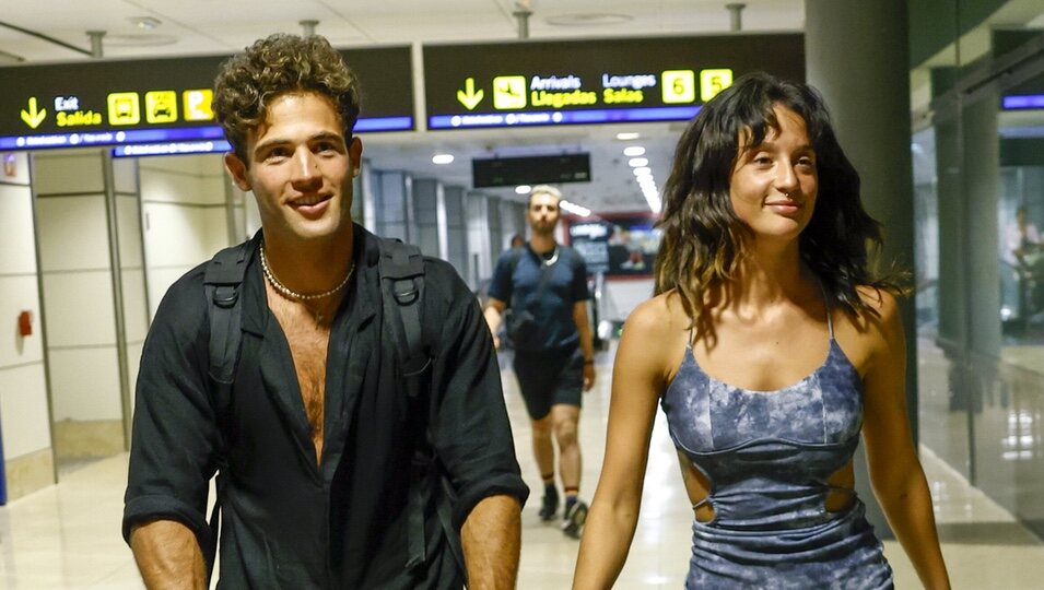 María Pedraza en el aeropuerto con su pareja Jason Fernández