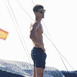 Álex González presume de tipazo en un barco en Ibiza