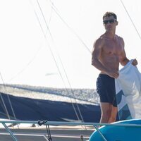 Álex González en bañador con toalla en un barco en Ibiza