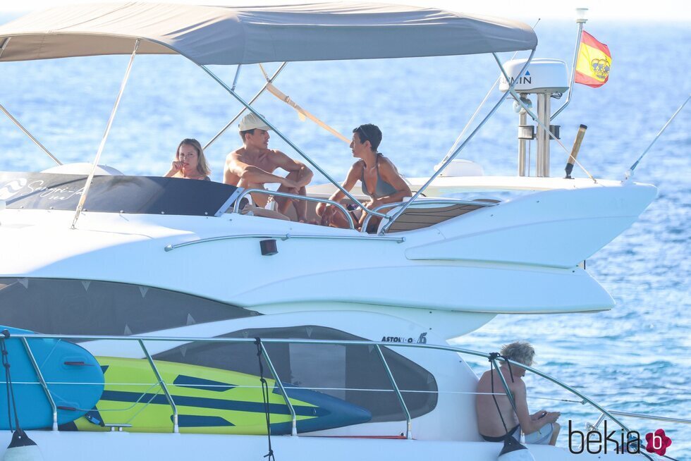 Álex González con dos amigas y Jesús Calleja en alta mar en Ibiza