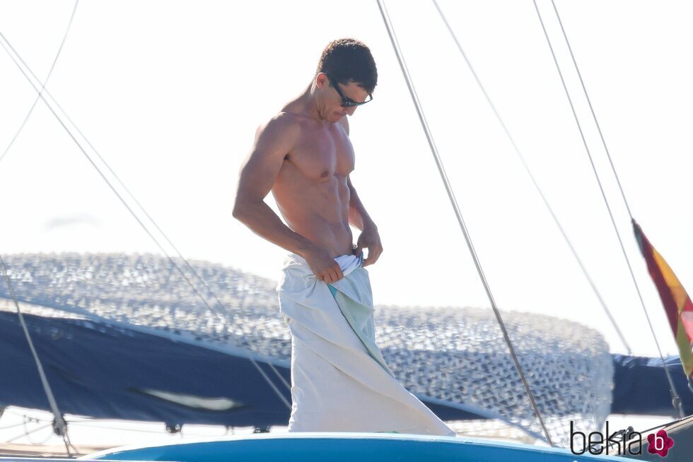 Álex González se cubre con una toalla durante una jornada en alta mar en Ibiza