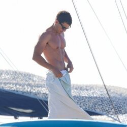 Álex González se cubre con una toalla durante una jornada en alta mar en Ibiza