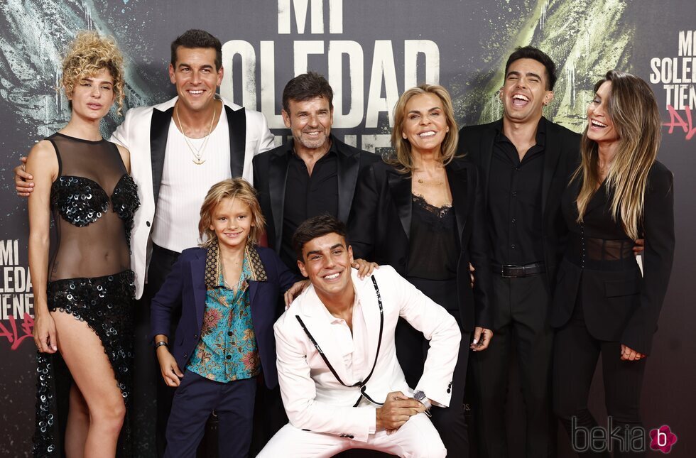 Mario Casas con toda su familia en el estreno de su película 'Mi soledad tiene alas' en Madrid