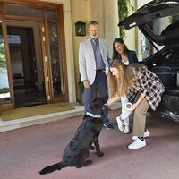 La Infanta Sofía se despide de su perro junto a los Reyes Felipe y Letizia antes de marchar a Gales