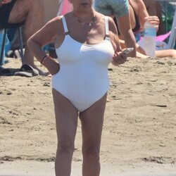 Carmen Borrego en la playa en Marbella