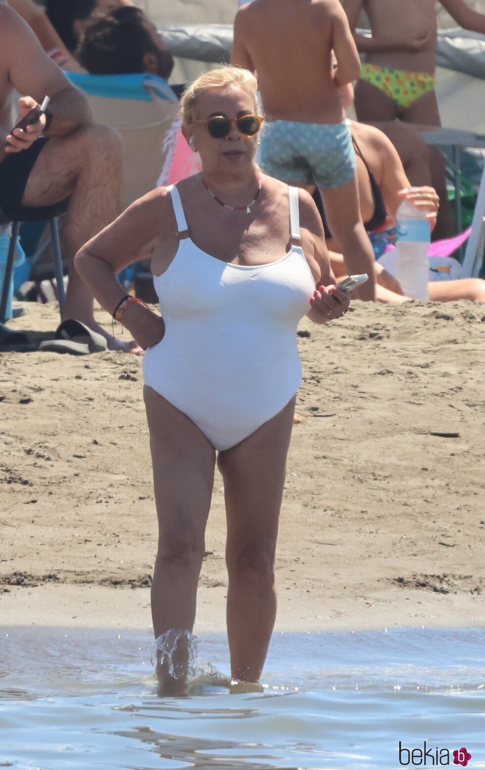 Carmen Borrego en la playa en Marbella
