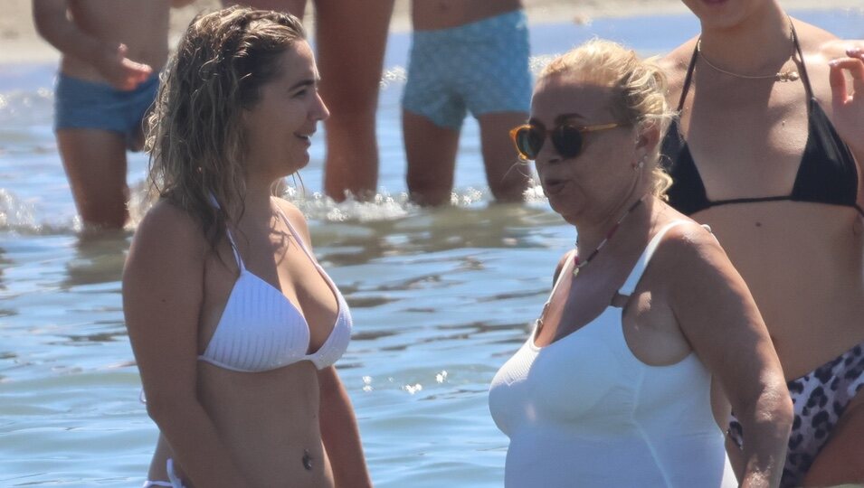 Carmen Borrego con su hija Carmen en una playa en Marbella
